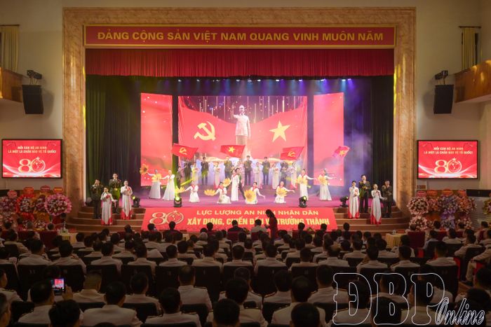 Tiết mục văn nghệ chào mừng lễ kỷ niệm.