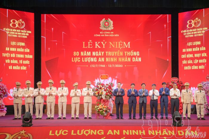Bí thư Tỉnh ủy Trần Tiến Dũng và các đồng chí trong Thường trực Tỉnh ủy, Ban Thường vụ Tỉnh ủy tặng hoa chúc mừng Công an tỉnh.