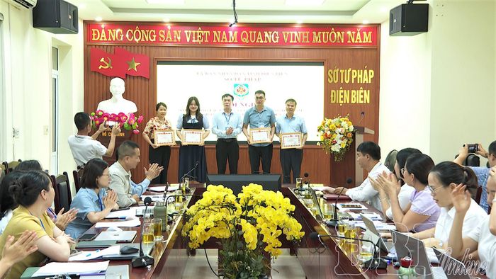 Đồng chí Đỗ Xuân Toán, Phó Bí thư Đảng bộ, Phó Giám đốc Sở Tư pháp trao Giấy khen cho 4 cá nhân đã có thành tích xuất sắc trong tham gia các cuộc thi phát động tại địa phương.