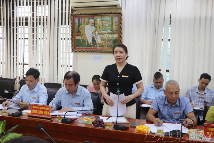 Đại diện Phòng Đào tạo - Nghiên cứu khoa học, Trường Cao đẳng Điện Biên trao đổi về khó khăn trong công tác tuyển sinh, đào tạo.