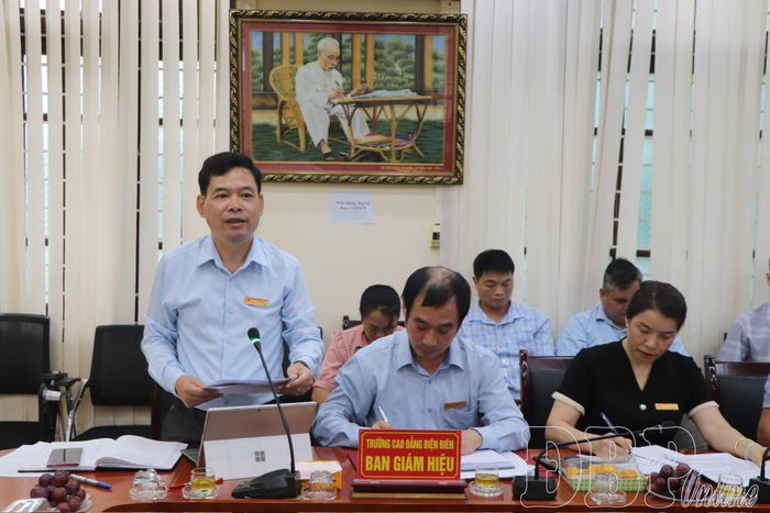 Hiệu trưởng Trường Cao đẳng Điện Biên Trần Bá Uẩn phát biểu tại buổi làm việc.