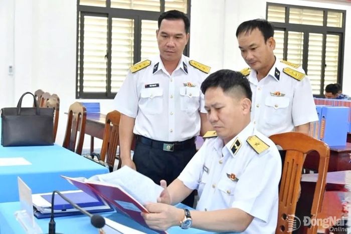 Chuẩn đô đốc Trần Mạnh Chiến (ngồi), Bí thư Đảng ủy, Chính ủy Vùng 2 Hải quân kiểm tra tại Lữ đoàn 171.