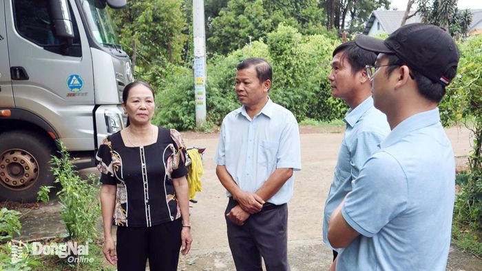 Hộ bà Nguyễn Thị Hồng Lam hiến hơn 500m2 đất cùng cây trồng trên đất để bàn giao mặt bằng triển khai dự án. Ảnh: Như Nam