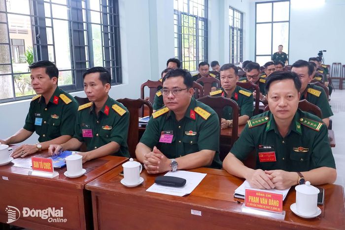 Thủ trưởng Đảng ủy, Bộ Chỉ huy Quân sự, các cơ quan Bộ Chỉ huy Quân sự thành phố và các thí sinh dự thi. Ảnh: Nguyệt Hà