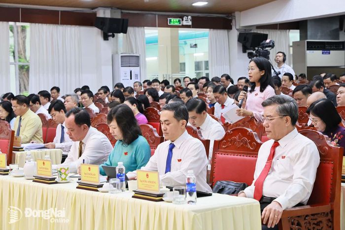 Các đại biểu đặt câu hỏi chất vấn tại kỳ họp. Ảnh: Công Nghĩa
