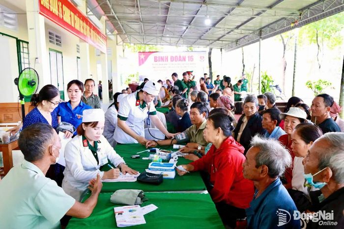 Các y, bác sĩ Bệnh viện Quân dân y 16 khám bệnh, tư vấn sức khỏe cho người dân
