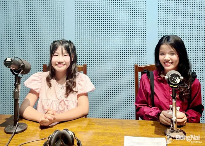 Khả Doanh hào hứng trò chuyện trên sóng radio, chia sẻ về niềm đam mê âm nhạc và những kỷ niệm đẹp của mùa hè tuổi thơ. Ảnh: Minh Huệ
