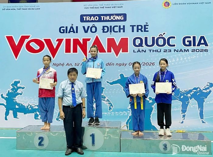 Võ sĩ Phùng Xuân Thanh Ngân nhận HCV hạng cân 39kg nữ, nhóm tuổi 12-15 tại Giải vô địch trẻ Vovinam quốc gia lần thứ 23 năm 2026. Ảnh: ĐVCC