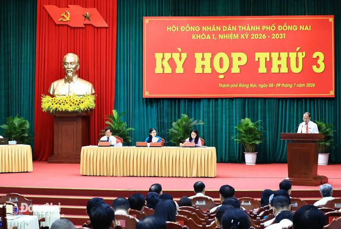 Các đại biểu nghe trình bày Dự thảo nghị quyết trước khi biểu quyết thông qua tại kỳ họp.