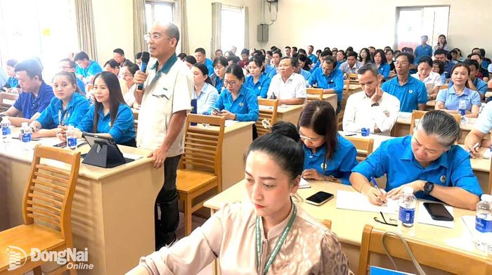 Cán bộ Công đoàn cơ sở đóng góp ý kiến tại buổi đối thoại. Ảnh: N.Hòa