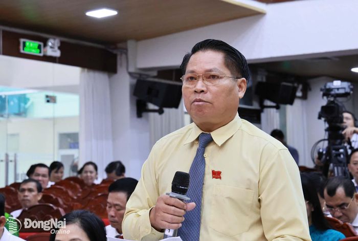 Đại biểu HĐND thành phố Điểu Điều chất vấn về nội dung bảo tồn và phát huy các giá trị văn hóa của đồng bào dân tộc thiểu số. Ảnh: Công Nghĩa