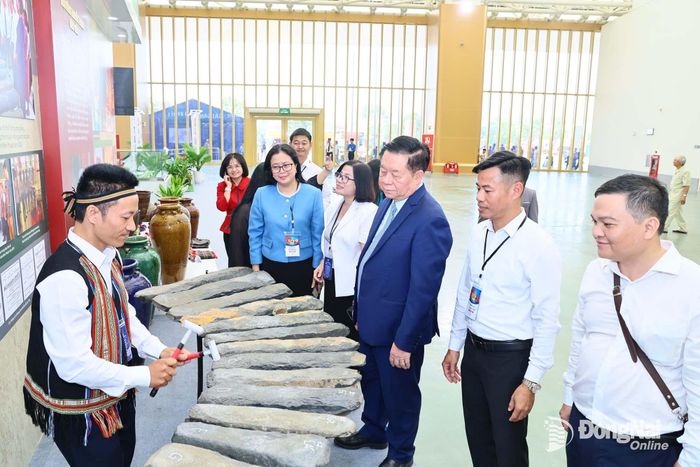 Đàn đá của đồng bào dân tộc S'tiêng, thành phố Đồng Nai biểu diễn tại Trung tâm triển lãm Quốc gia (Thủ đô Hà Nội) nhân dịp kỷ niệm 80 năm Cách mạng Tháng Tám và Quốc khánh 2-9-2025. Ảnh: Công Nghĩa