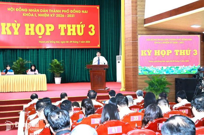 Thành ủy viên, Giám đốc Sở Khoa học và Công nghệ Phạm Văn Trinh giải trình tại phiên chất vấn. Ảnh: Công Nghĩa