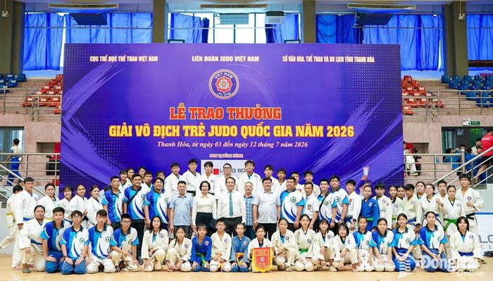 Đội tuyển Judo trẻ Đồng Nai chụp ảnh lưu niệm cùng lãnh đạo Sở Văn hóa, Thể thao và Du lịch thành phố Đồng Nai và Trường Phổ thông năng khiếu thể thao Đồng Nai. Ảnh: ĐVCC
