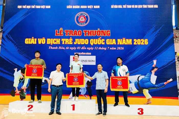 Ban huấn luyện đội tuyển Judo Đồng Nai nhận cờ hạng ba toàn đoàn lứa tuổi 10-15. Ảnh: ĐVCC