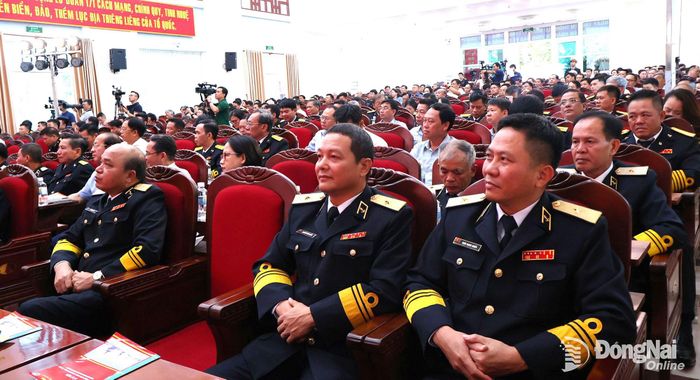 Thủ trưởng Quân chủng Hải quân, Vùng 2 Hải quân dự lễ. Ảnh: Nguyệt Hà