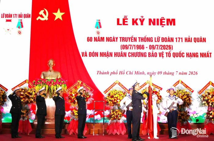 Phó Đô đốc Nguyễn An Phong, Bí thư Đảng ủy, Chính ủy Hải quân thừa ủy quyền của Chủ tịch nước tặng Huân chương Bảo vệ Tổ quốc hạng Nhất cho Lữ đoàn 171. Ảnh: Nguyệt Hà