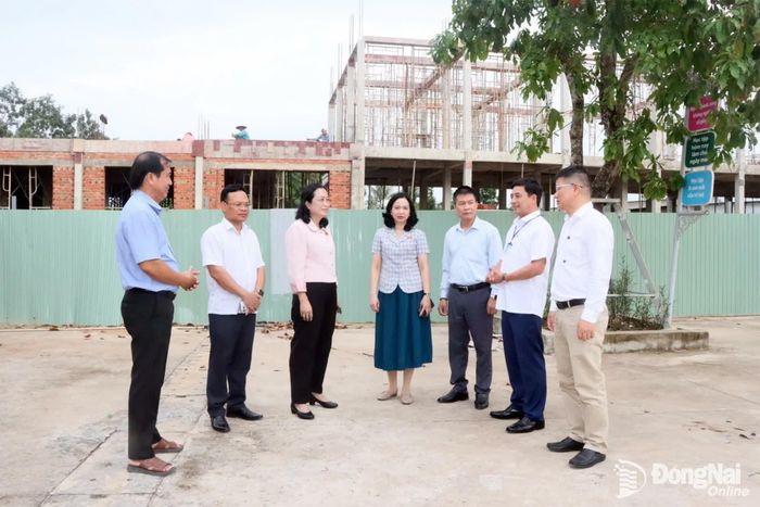 Sau buổi làm việc, đoàn công tác đã tới thăm công trình xây dựng tại Trường TH và THCS Lộc Thành. Ảnh: Quang Minh