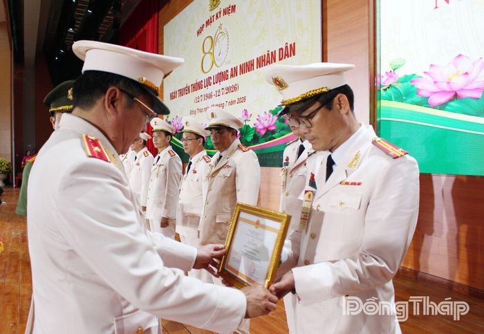 Thiếu tướng Lâm Phước Nguyên, Ủy viên Ban Thường vụ Tỉnh ủy, Giám đốc Công an tỉnh Đồng Tháp trao Giấy khen.