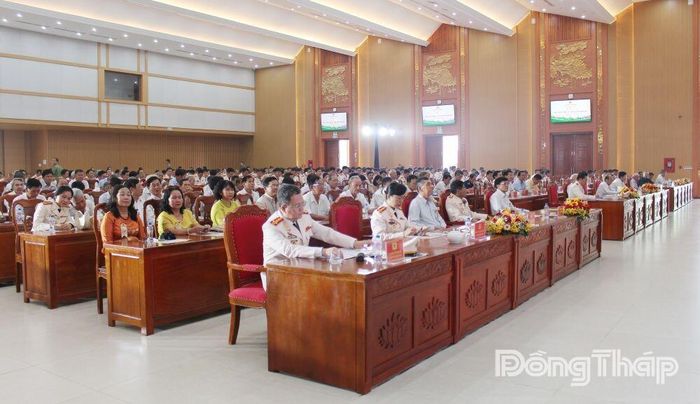 Đại biểu tham dự họp mặt.