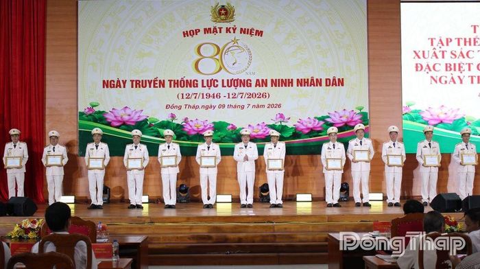Thiếu tướng Lâm Phước Nguyên, Ủy viên Ban Thường vụ Tỉnh ủy, Giám đốc Công an tỉnh Đồng Tháp trao Giấy khen cho các tập thể.