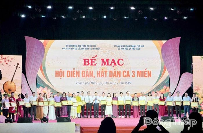 Đoàn nghệ thuật quần chúng tỉnh Đồng Tháp nhận Huy chương Bạc cho chương trình.
