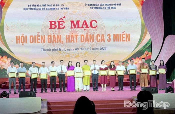 Biên đạo Phước Lộc (thứ ba từ phải sang) nhận Huy chương Vàng tiết mục hát múa "Vui ngày hội quê hương".