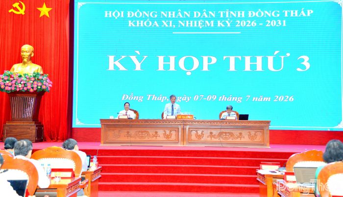 Đồng chí Ngô Chí Cường, Ủy viên Ban Chấp hành Trung ương Đảng, Bí thư Tỉnh ủy, Chủ tịch HĐND tỉnh điều hành phiên giải trình, chất vấn và trả lời chất vấn.