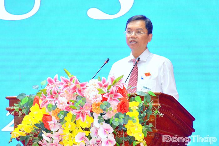 Giám đốc Sở Xây dựng Nguyễn Thế Hồng Trung giải trình các vấn đề đại biểu chất vấn.