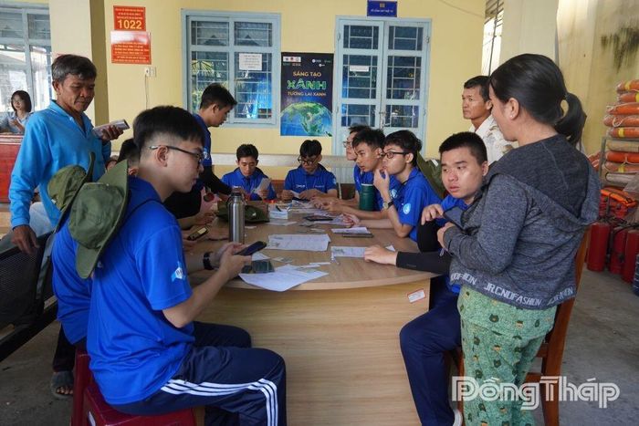 Các bạn đoàn viên, thanh niên hướng dẫn cài đặt, sử dụng VNeID cho người dân.