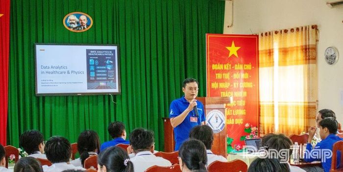 Chương trình năm nay, sinh viên Trường Đại học Bách khoa - Đại học Quốc gia TP. Hồ Chí Minh cũng tổ chức lớp học STEM cho học sinh THPT.