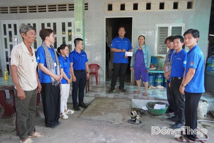 Sinh viên Trường Đại học Bách khoa - Đại học Quốc gia TP. Hồ Chí Minh tặng quà cho các hộ gia đình chính sách trên địa bàn xã Tân Dương.