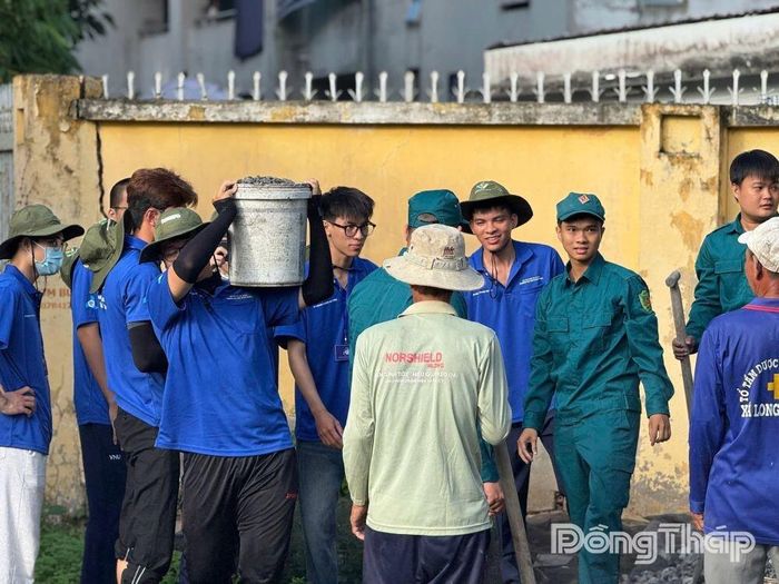 Các chiến sĩ tình nguyện đến từ Trường Đại học Bách Khoa, cùng lực lượng đoàn viên, thanh niên địa phương và Đội thiện nguyện cầu đường xã Hòa Long xây dựng công trình cầu Minh Tâm (xã Hòa Long).