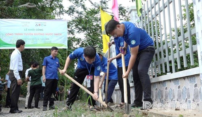Trong chuỗi hoạt động lần này, xã Đoàn Hòa Long cũng phối hợp với Trường Đại học Bách khoa - Đại học Quốc gia TP. Hồ Chí Minh tổ chức khởi công xây dựng công trình nước sạch nông thôn tại tuyến đường Kênh Nhỏ, ấp Hòa Bình.