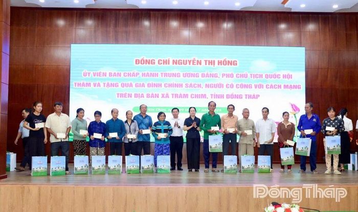 Phó Chủ nhiệm Văn phòng Quốc hội Nguyễn Thị Thúy Ngần và Phó Trưởng đoàn chuyên trách Đoàn đại biểu Quốc hội tỉnh Tạ Minh Tâm trao quà cho gia đình chính sách.