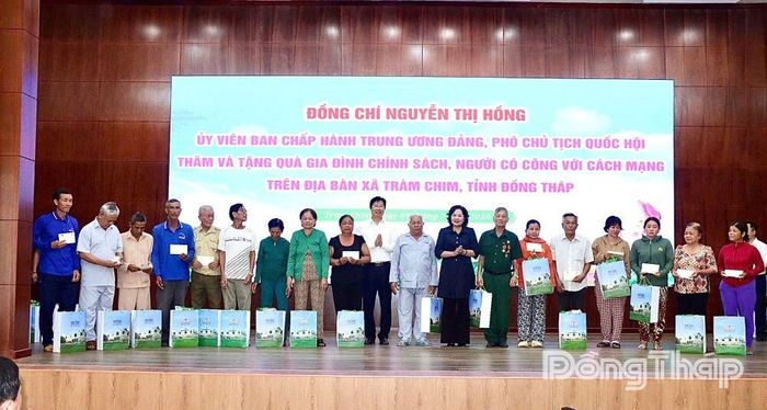 Phó Chủ tịch Quốc hội Nguyễn Thị Hồng và Phó Chủ tịch Ủy ban nhân dân tỉnh Huỳnh Minh Tuấn trao quà cho gia đình chính sách.