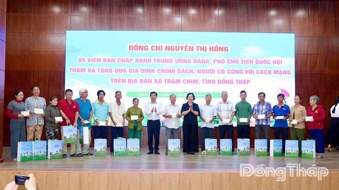 Phó Chủ nhiệm Ủy ban Văn hóa và Xã hội của Quốc hội Trần Thị Thanh Lam và Bí thư Đảng ủy xã Tràm Chim Trần Thanh Nam trao quà cho gia đình chính sách.