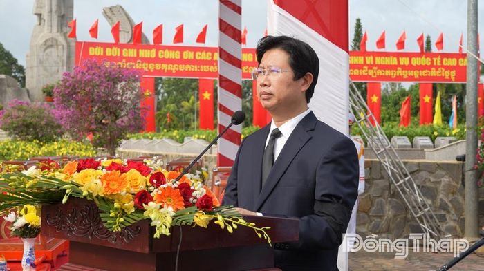 Phó Chủ tịch Ủy ban nhân dân tỉnh Huỳnh Minh Tuấn đọc điếu văn tại buổi lễ.