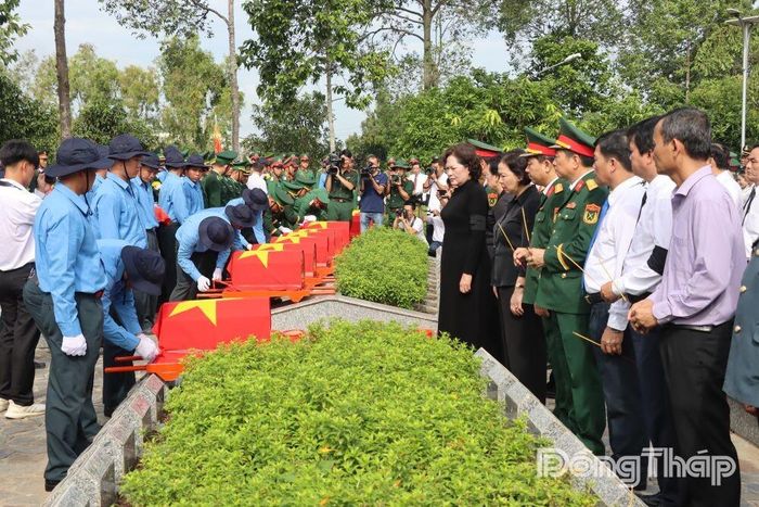 Đội K91 thực hiện nghi thức an táng hài cốt các liệt sĩ.