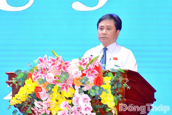 Đồng chí Trần Văn Dũng, Ủy viên Ban Thường vụ Tỉnh ủy, Phó Chủ tịch Thường trực UBND tỉnh giải trình các vấn đề đại biểu đặt ra tại kỳ họp.