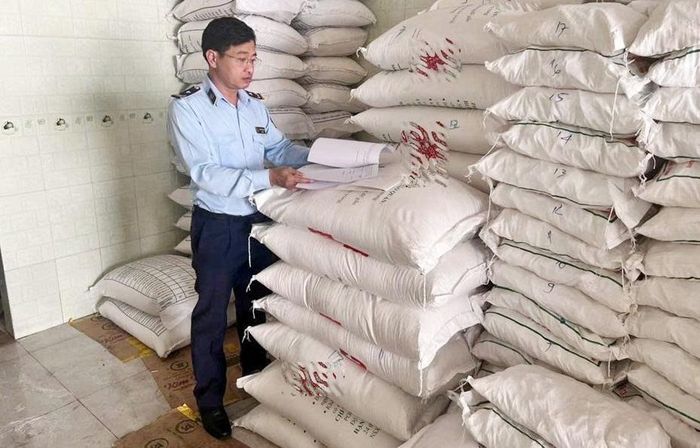 Lực lượng Quản lý thị trường kiểm tra trường hợp kinh doanh đường cát nhập lậu.