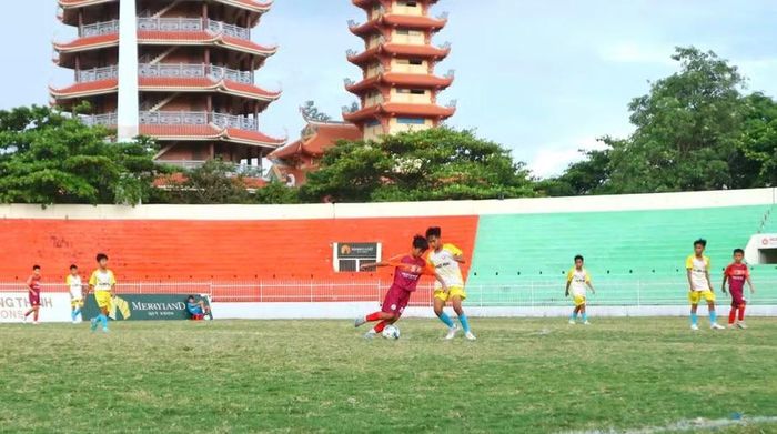 Một pha tranh chấp bóng giữa đội Phù Mỹ Kid Stars Phù Mỹ và HNSC Hoài Nhơn (áo trắng) tại trận chung kết Giải bóng đá thiếu niên và nhi đồng tỉnh năm 2025. Ảnh: H.V