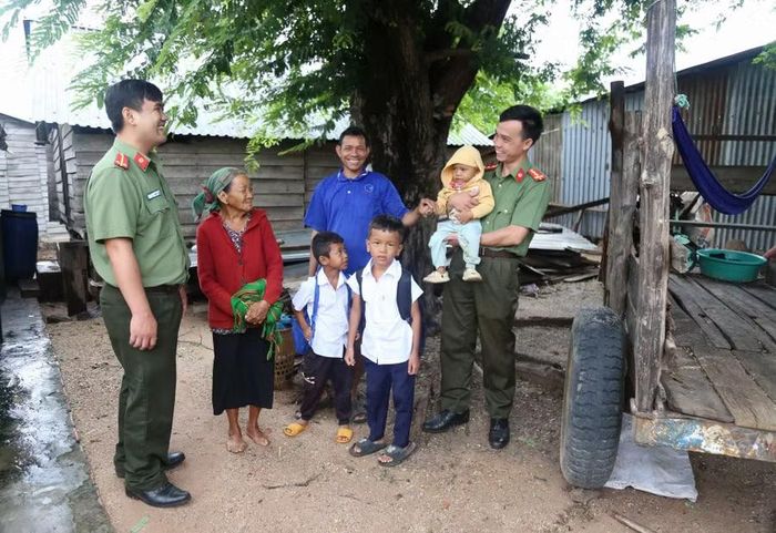 Lực lượng An ninh Công an tỉnh thường xuyên bám sát địa bàn, tuyên truyền pháp luật, vận động người dân nâng cao cảnh giác, không nghe theo lời kẻ xấu. Ảnh: ĐVCC 