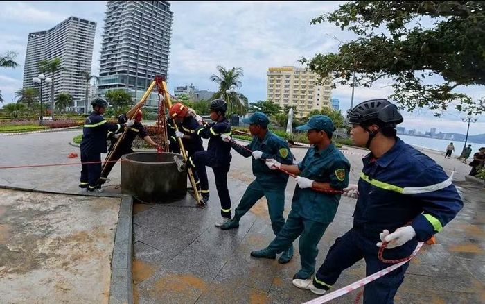  Các lực lượng phối hợp đưa nạn nhân lên trên. Ảnh: N.L 