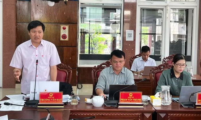  Phó Chủ tịch Thường trực HĐND tỉnh Trương Văn Đạt đề nghị UBND tỉnh làm rõ nguyên nhân, trách nhiệm đối với các kiến nghị còn tồn đọng. Ảnh: Phan Tuấn 