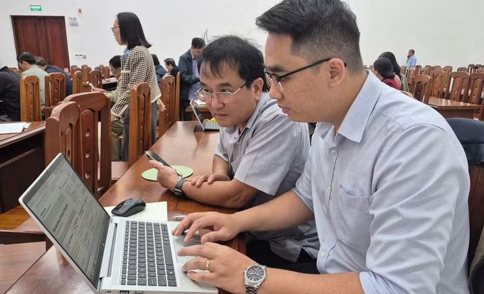  Chuyên viên Phòng Văn hóa - Xã hội hướng dẫn bí thư chi bộ, tổ trưởng tổ dân phố truy cập, vận hành hệ thống cổng thông tin điều hành tác nghiệp. Ảnh: Phương Thảo 