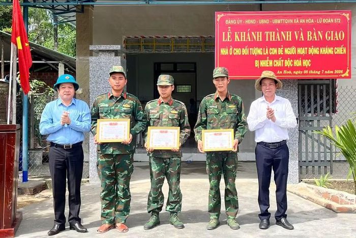  Lãnh đạo xã An Hòa khen thưởng các lực lượng của Lữ đoàn 572 tham gia hỗ trợ gia đình chính sách trên địa bàn xây dựng, sửa chữa nhà ở. Ảnh: Huỳnh Vũ 