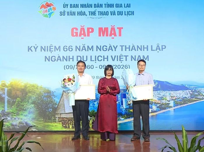 Phó Chủ tịch UBND tỉnh Nguyễn Thị Thanh Lịch trao Quyết định công nhận điểm du lịch Vườn Quốc gia Kon Ka Kinh và điểm du lịch Yuragi Chaya Quy Nhơn. Ảnh: Hoàng Vũ