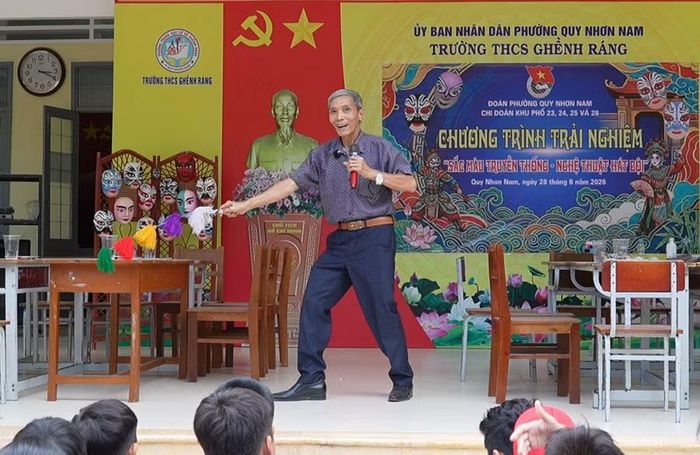 NSND Xuân Hợi chia sẻ về những đặc trưng của hát bội. Ảnh: Đức Thụy