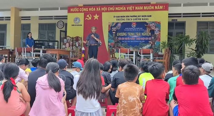 NSND Xuân Hợi giao lưu với các em thiếu nhi trong chương trình trải nghiệm "Sắc màu truyền thống - Nghệ thuật hát bội". Ảnh: Bảo Ngọc